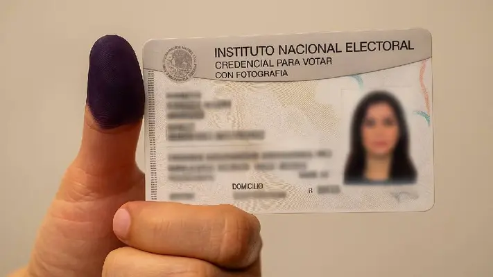 ¿Qué peligro corres al subir fotos de tu INE o dedo entintado después de votar?