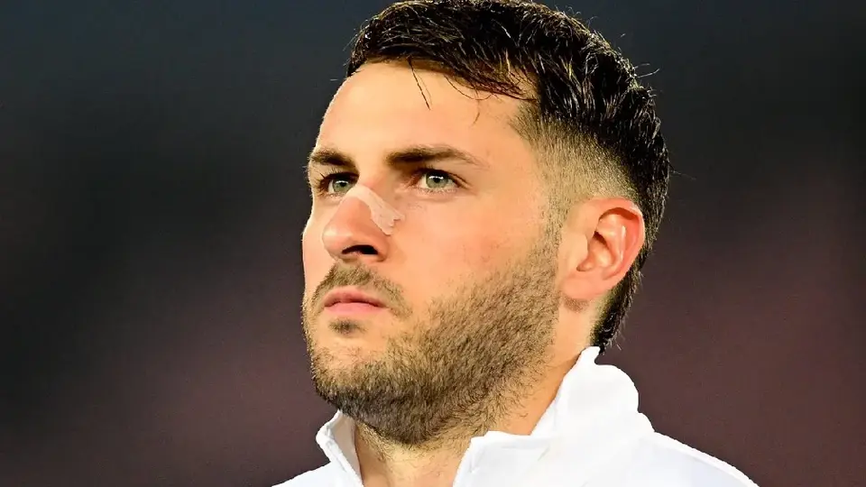 Santiago Giménez apunta a quedarse con titularidad en Milan tras salida de delanteros