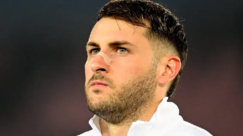 Santiago Giménez apunta a quedarse con titularidad en Milan tras salida de delanteros
