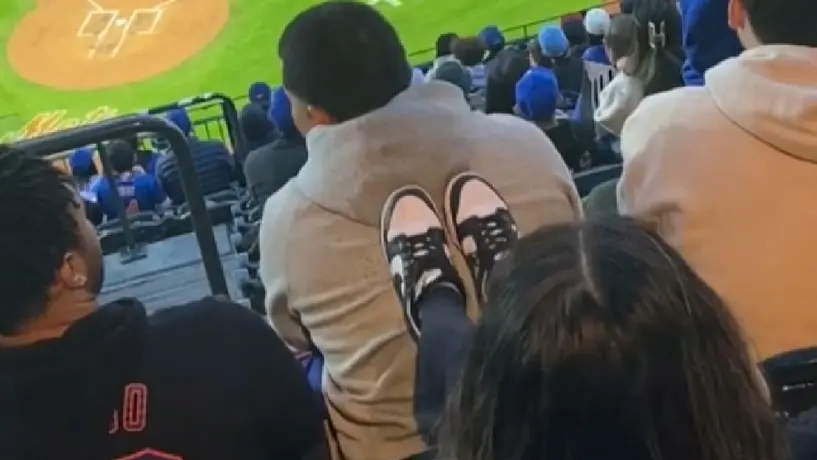 ¿Nace #LadyPatadas? Mujer se hace viral por patear a hombre en juego de los Mets