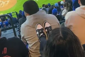 ¿Nace #LadyPatadas? Mujer se hace viral por patear a hombre en juego de los Mets