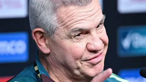 Javier Aguirre sorprende a periodista en plena conferencia de prensa: “Este wey estaba durmiendo”