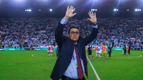 Luis Fernando Tena es ovacionado en su regreso a Guatemala