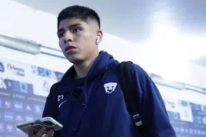 ¡Gran detalle! Piero Quispe alegró la noche de un aficionado de Pumas regalándole su camiseta