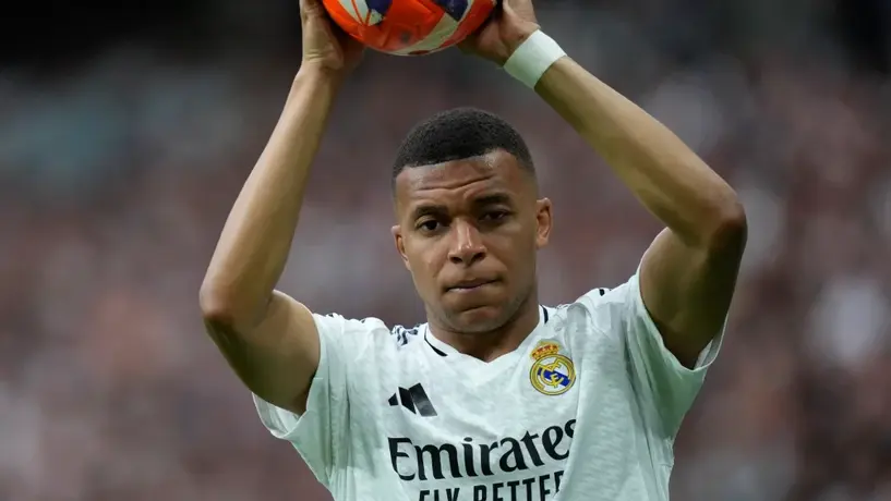 Polémico penal le ‘regala’ la bota de oro a Mbappé