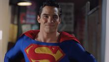 Superman (Dean Cain) se une al ICE para deportar inmigrantes mexicanos