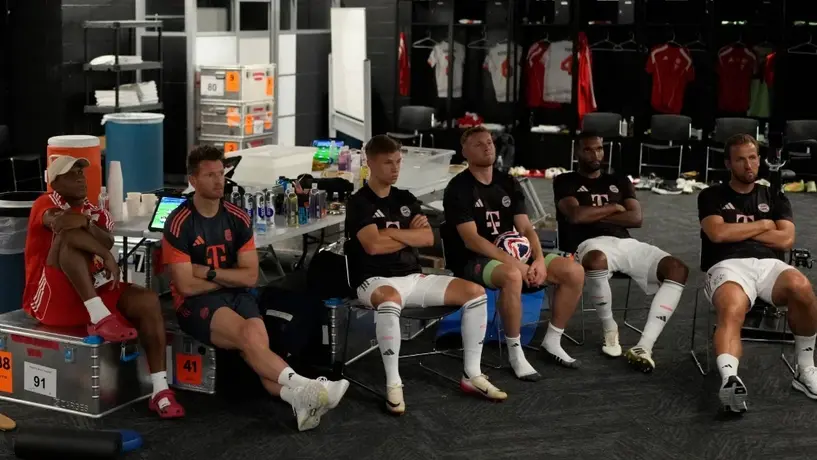 Jugadores de Bayern Munich ven partido desde el vestidor debido a intenso calor