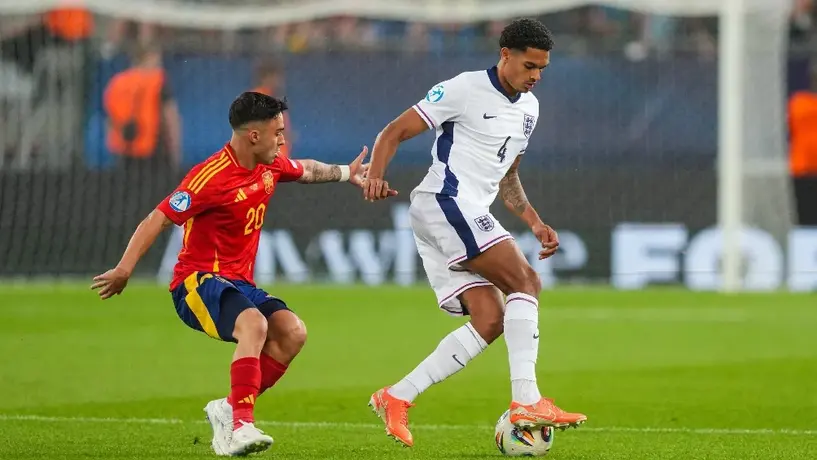Jugadores, en el Inglaterra vs España, desatan pelea en la Euro Sub 21