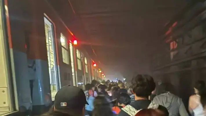 Usuarios desalojados en Línea 2 del Metro CDMX caminan por las vías entre Zócalo y Pino Suárez
