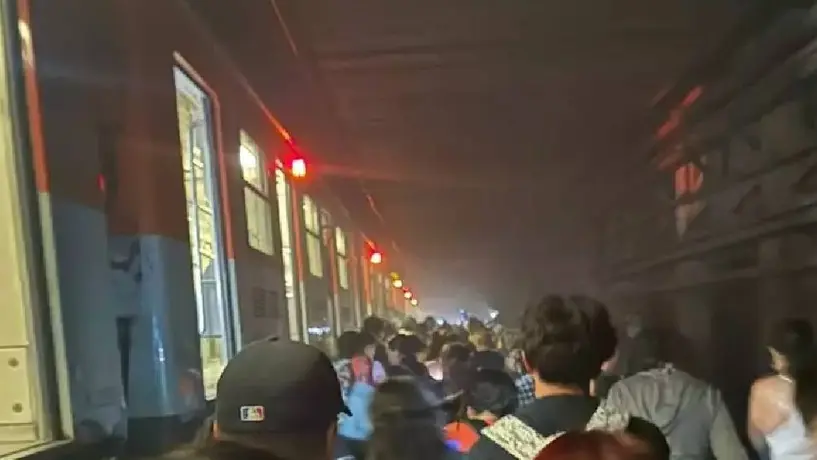 Usuarios desalojados en Línea 2 del Metro CDMX caminan por las vías entre Zócalo y Pino Suárez