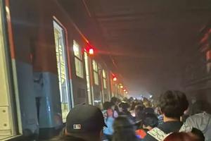 Usuarios desalojados en Línea 2 del Metro CDMX caminan por las vías entre Zócalo y Pino Suárez
