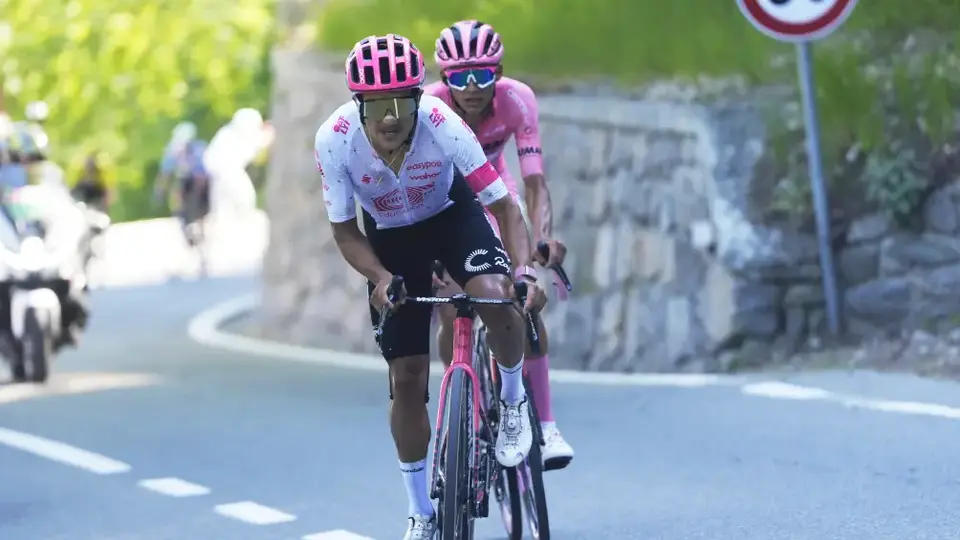 Richard Carapaz arremete contra Isaac Del Toro: "Él perdió el Giro, no ha sabido correr bien"