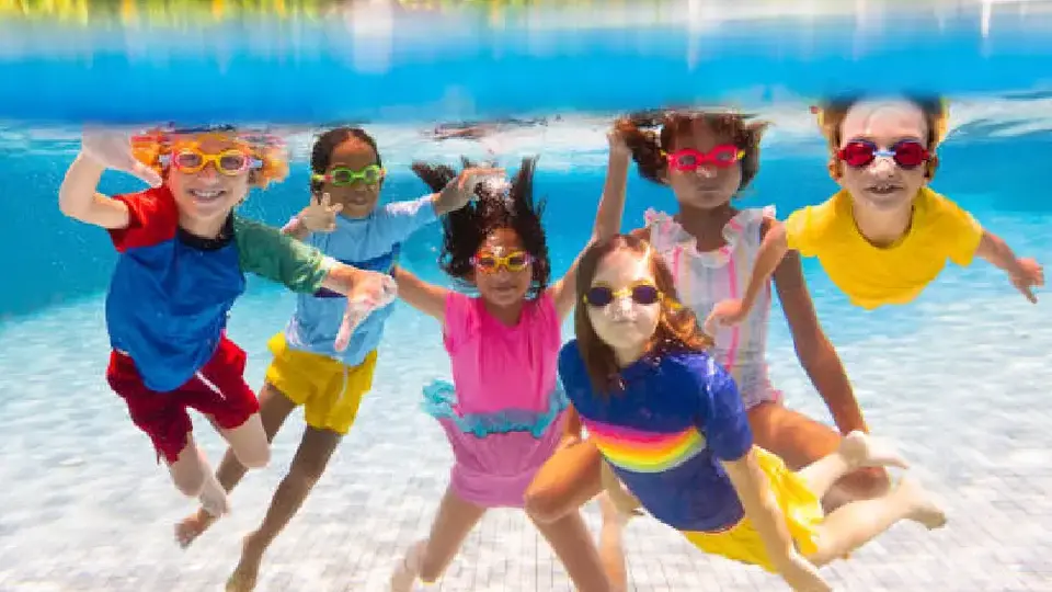 El color del traje de baño de tus hijos podría salvarles la vida: descubre cuáles son los más seguros
