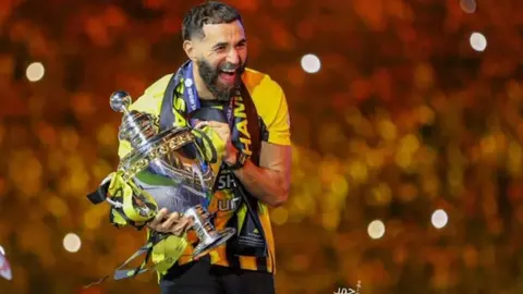Karim Benzema regresa a los entrenamientos con Al-Ittihad con jersey de Ronaldo