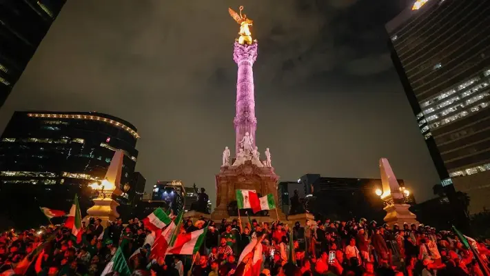 Reportero de TUDN es sometido en festejo de la afición mexicana en el Ángel de la Independencia