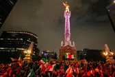 Reportero de TUDN es sometido en festejo de la afición mexicana en el Ángel de la Independencia