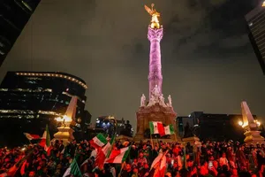 Reportero de TUDN es sometido en festejo de la afición mexicana en el Ángel de la Independencia