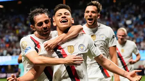 Claudio Echeverri marca golazo en su primera titularidad con Manchester City