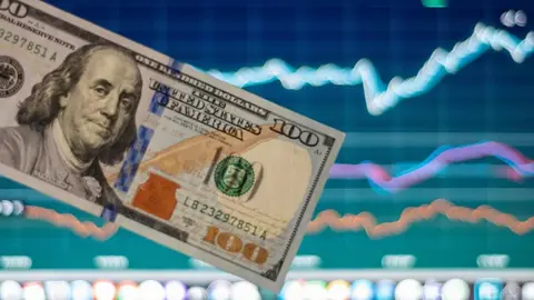 ¿Vas a cambiar dólares? Es buen momento, el peso se mantiene estable este jueves 3 de julio