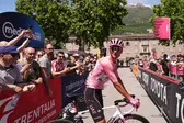 Isaac del Toro se sube al podio de Etapa 19 y aumenta ventaja por liderato en el Giro de Italia