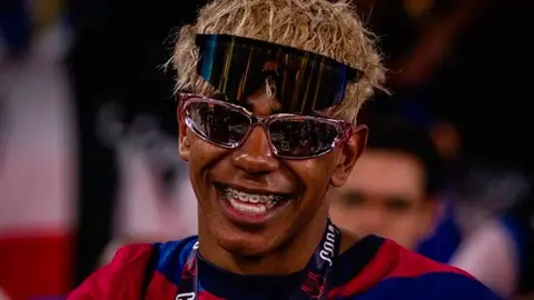 Lamine Yamal olvida la fiesta y reaparece con nuevo look en entrenamiento del Barcelona