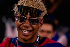 Lamine Yamal olvida la fiesta y reaparece con nuevo look en entrenamiento del Barcelona