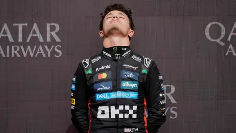 ¡Golpean a Lando Norris durante celebración del GP de Gran Bretaña!