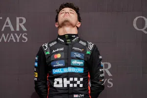 ¡Golpean a Lando Norris durante celebración del GP de Gran Bretaña!