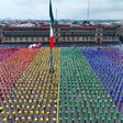 Más de 5 mil personas forman la bandera LGBTTTIQ+ más grande en el Zócalo capitalino