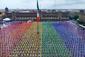 Más de 5 mil personas forman la bandera LGBTTTIQ+ más grande en el Zócalo capitalino