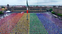 Más de 5 mil personas forman la bandera LGBTTTIQ+ más grande en el Zócalo capitalino