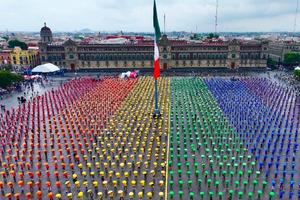 Más de 5 mil personas forman la bandera LGBTTTIQ+ más grande en el Zócalo capitalino