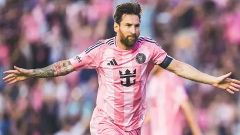 ¡Acecha a Cristiano Ronaldo! Messi conduce victoria de Inter Miami sobre Nashville con otro doblete