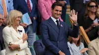 Roger Federer apoya a Novak Djokovic desde el palco real de Wimbledon