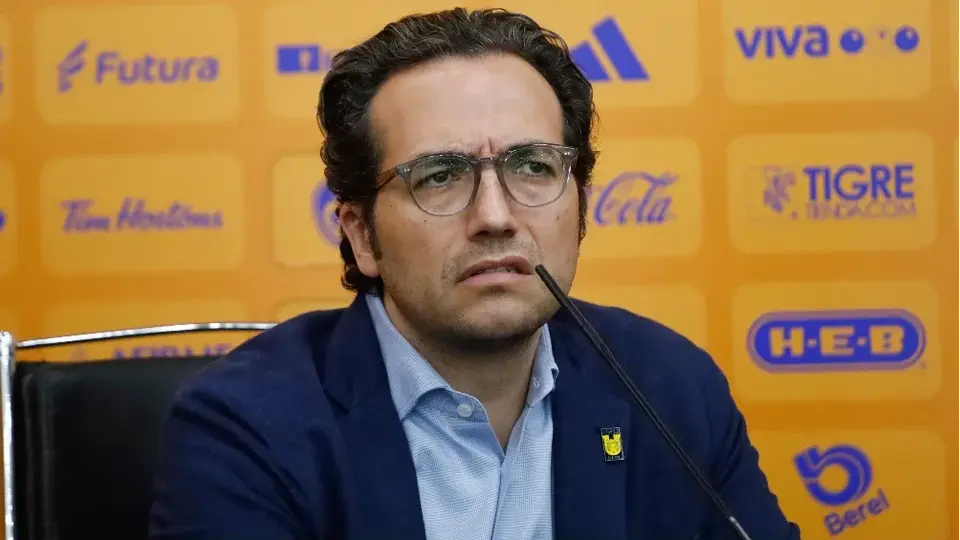 Afición de Tigres protesta contra la directiva con manta en San Nicolás
