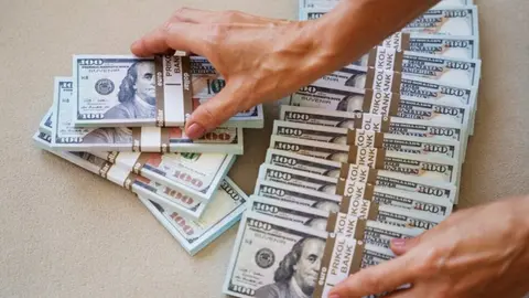 ¿Vas a cambiar dólares? Es buen momento, ya que el peso cierra fuerte este viernes 27 de junio