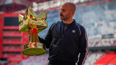 Regalan jersey de Rayados a Marc Crosas y afición de Monterrey explota