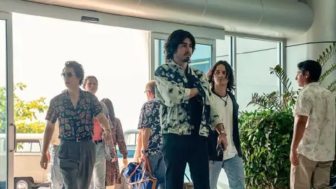 Actor de la serie Narcos, de Netflix, regresa a México tras tres meses hospitalizado en Dubái