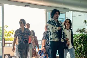 Actor de la serie Narcos, de Netflix, regresa a México tras tres meses hospitalizado en Dubái
