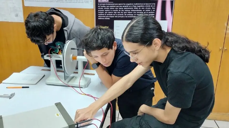 Jóvenes mexicanos dominan la física y Banco Azteca los lleva a la IPhO 2025