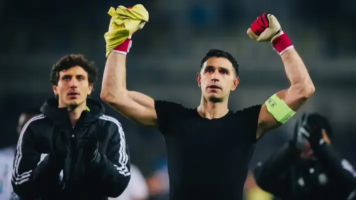 'Dibu' Martínez se une a la lista de Manchester United, reportan en Inglaterra