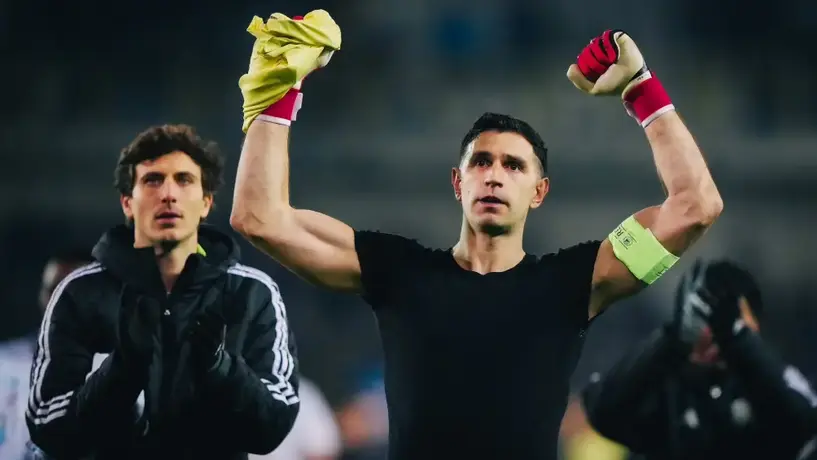 'Dibu' Martínez se une a la lista de Manchester United, reportan en Inglaterra