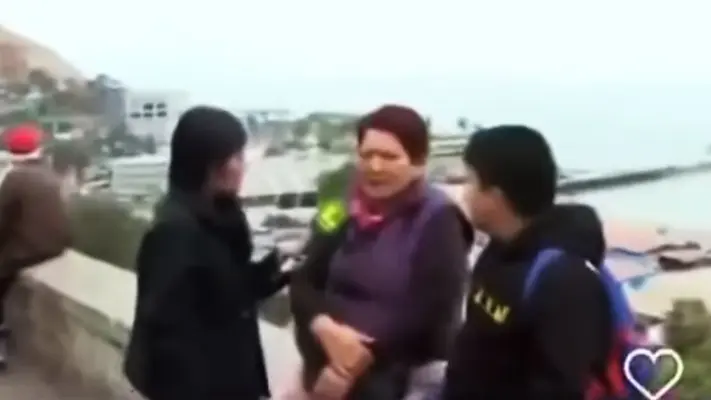 VIDEO: Abuela lleva a su nieto a la playa para conocer un tsunami tras terremoto en Rusia