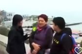 VIDEO: Abuela lleva a su nieto a la playa para conocer un tsunami tras terremoto en Rusia