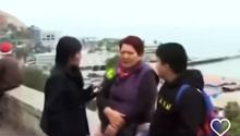 VIDEO: Abuela lleva a su nieto a la playa para conocer un tsunami tras terremoto en Rusia