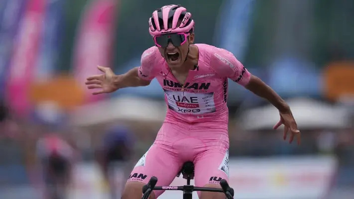Afición mexicana acapara el Giro de Italia con Isaac del Toro a ritmo de ‘Payaso de Rodeo’