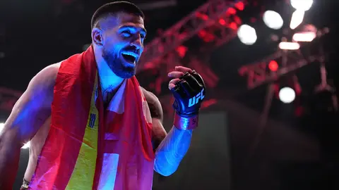Illia Topuria noqueó a Charles Olivera y es nuevo Campeón Ligero de la UFC