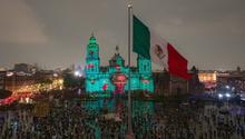 Ya están en el Zócalo las esculturas gigantes por los 700 años de Tenochtitlán