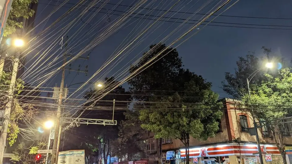 Adiós a los cables en calles de CDMX: Nueva ley de Telecomunicaciones exige enterrarlos