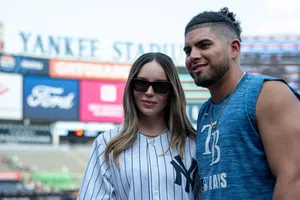¡Mexicanos en el Bronx! Belinda deslumbra en el estadio de los Yankees y Jonathan Aranda conecta cuadrangular